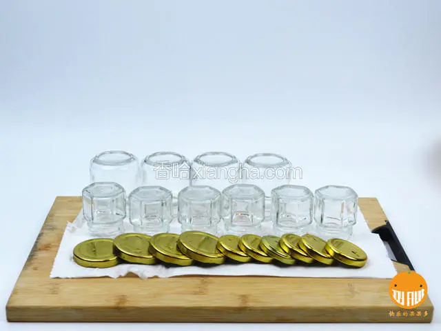 取出沥干水，倒扣果酱瓶；