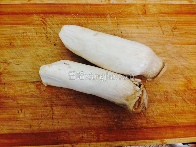 准备食材。杏鲍菇洗净备用