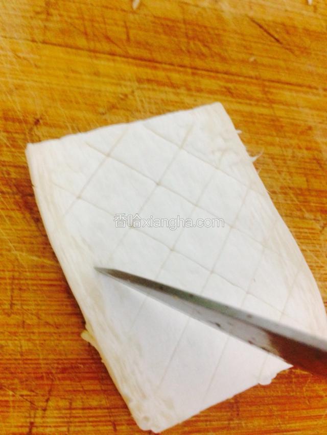 杏鲍菇切6厘米左右的段，再竖着切厚片。用刀划鱿鱼花一样的花纹。