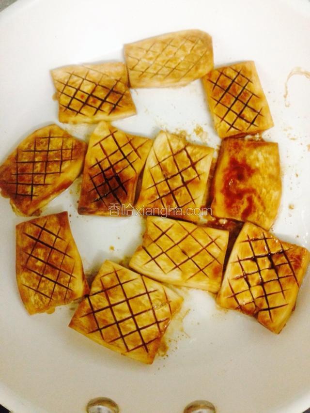 平底锅预热，倒入适量玉米油，把杏鲍菇放入，中火煎
