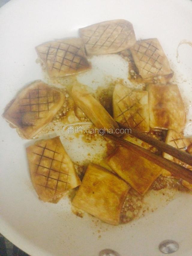 出汁后翻面继续煎半分钟