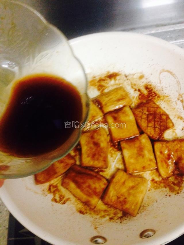把大碗里剩余的酱汁全部倒入锅中，收干酱汁。
