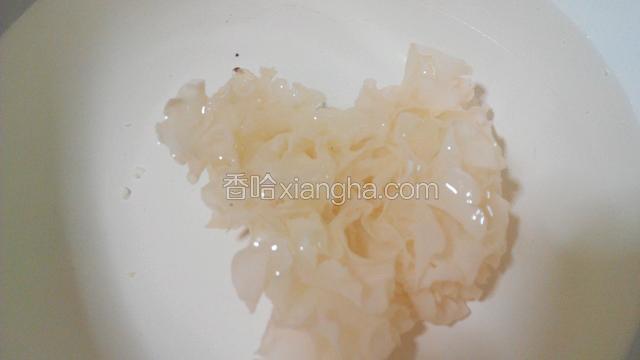 前一天晚上就要把食材准备好，泡发银耳。