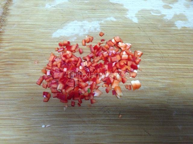 辣椒洗净，去籽，切丁