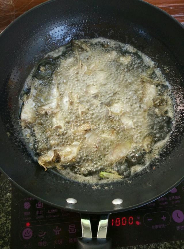 小心将小鲫鱼放入油锅中炸