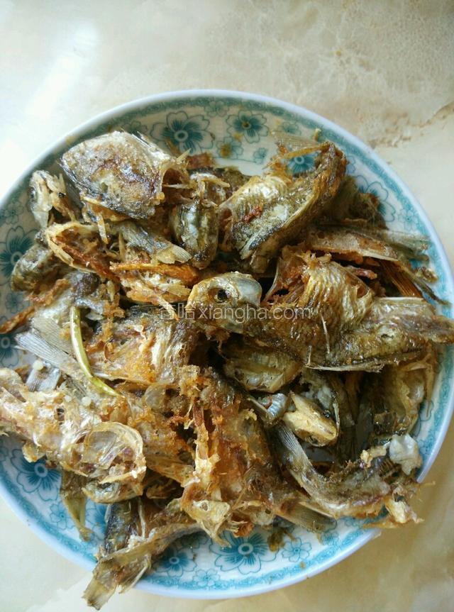 待鱼呈金黄色且发硬时捞出即可