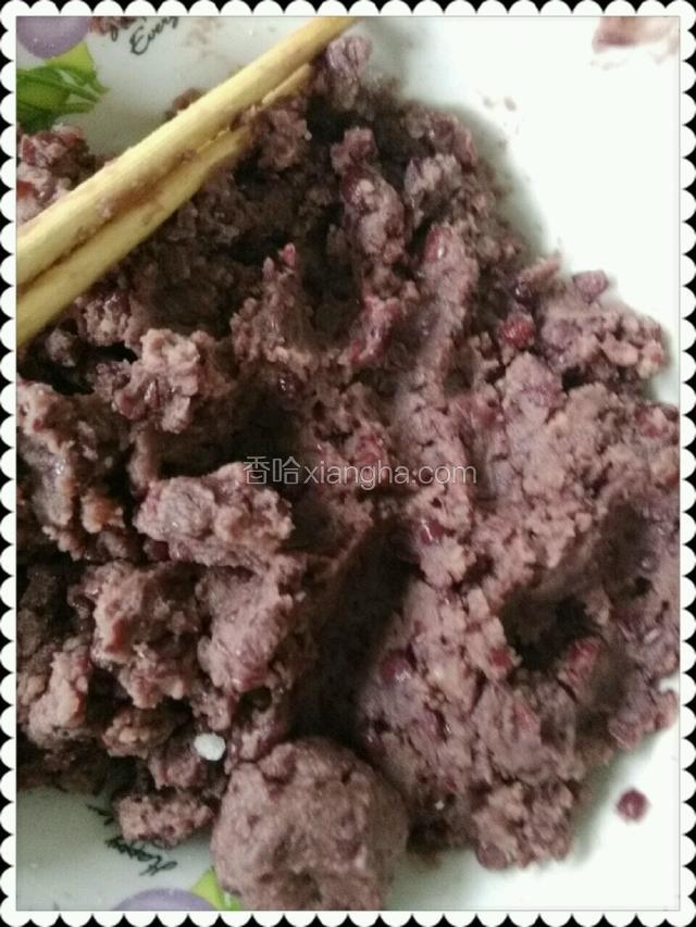 把豆煮熟扠成泥加糖拌匀，我这是事先煮好的，没有过程图。