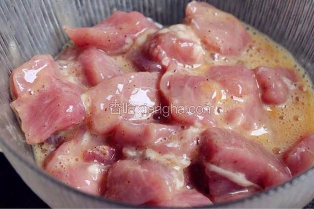 肉中加入打散的鸡蛋抓匀。可能只需要半只鸡蛋，多余的鸡蛋液倒出。