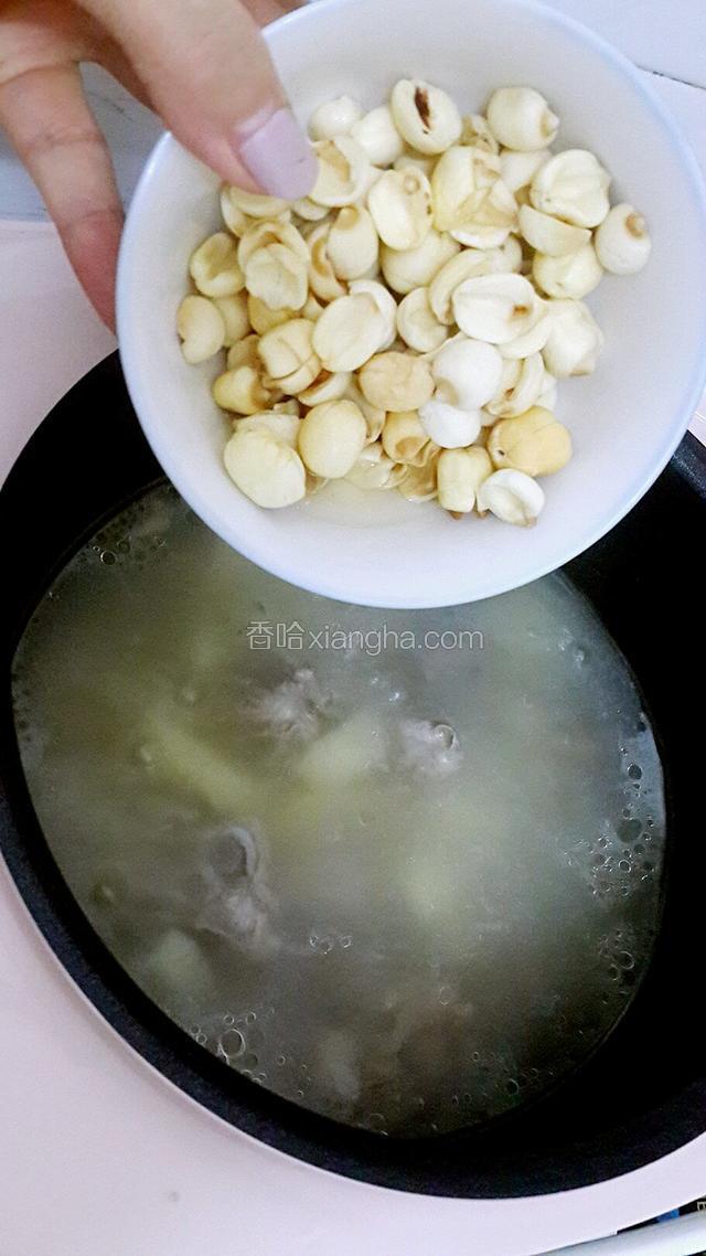 大火滚沸后改小火煲约40分钟，下薯仔续煲40分钟，下莲子煲40分钟即可。(图片没拍都用之前的。大家凑合凑合吧)