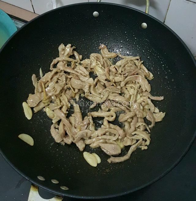 肉丝炒至发白7分熟左右铲出装盘备用