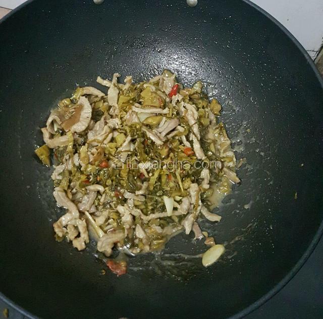 焖煮5分钟左右，尝一下味道，偏淡可以加少许酱油即可