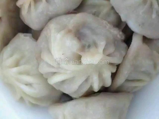 猪肉芹菜香菇包子