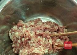 猪肉芹菜香菇包子的做法图解1