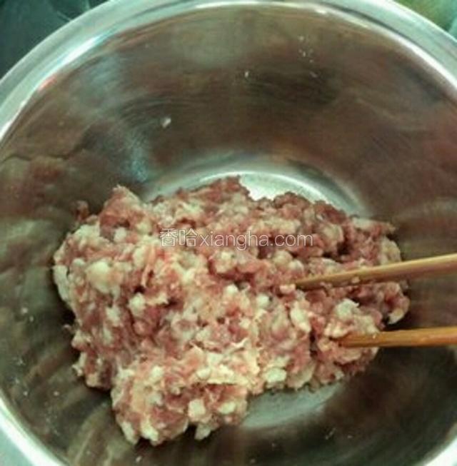 做馅儿，猪肉剁肉末