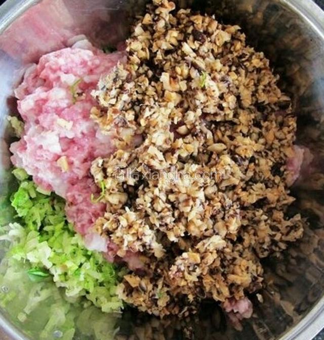 芹菜香菇都剁沫，倒在一起搅拌均匀，加盐，胡椒粉，葱姜蒜，料酒，拌均匀