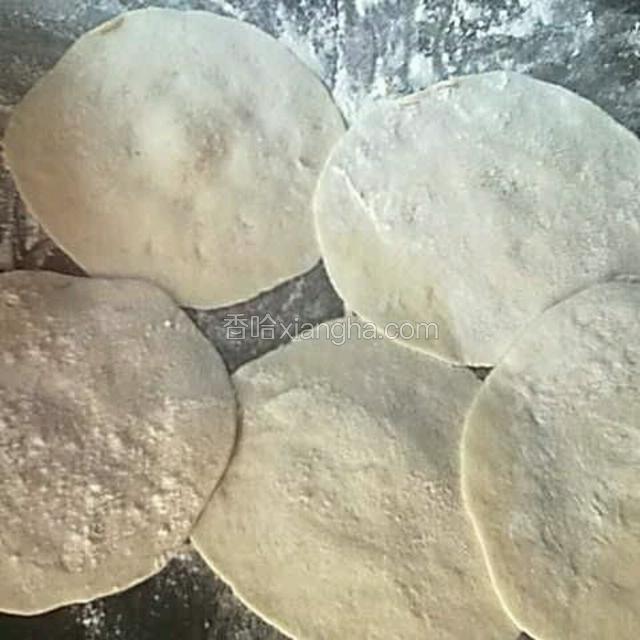 揉圆用擀面杖擀成皮，不要太薄噢，是包包子不是饺子皮
