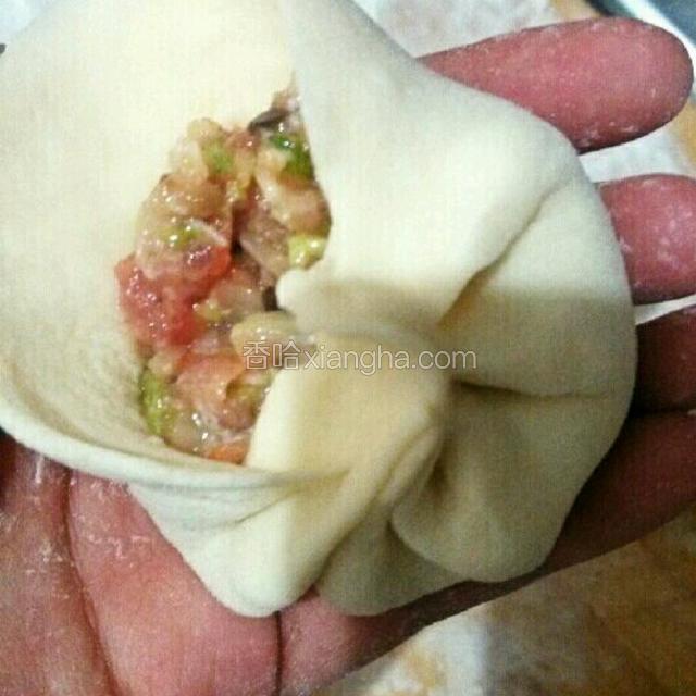 然后开始包，从皮内放入适量的馅儿，不要溢出来，否则不好包