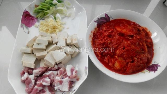 准备食材，辣白菜要有辣白菜汤，这样才好吃。