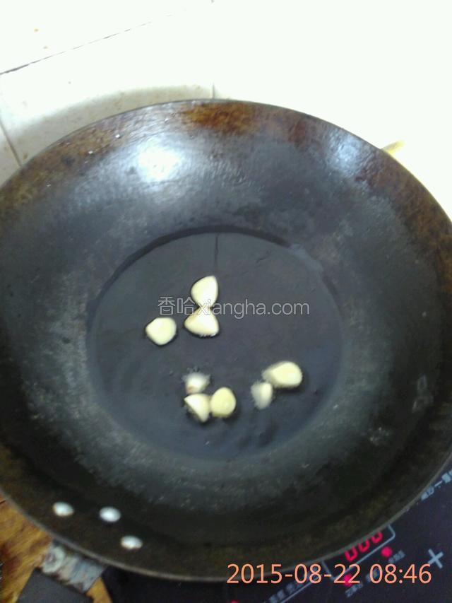 热锅加油，放入蒜瓣