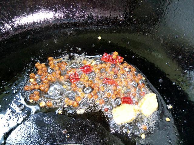 用油将姜片、干辣椒、花椒小火炸香