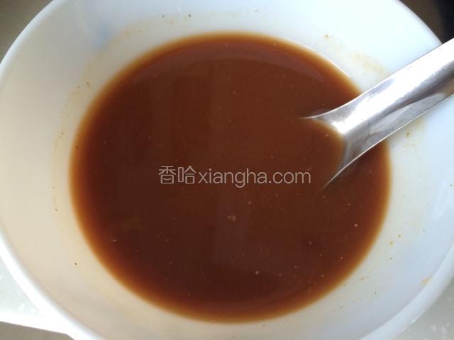 其他调味料除葱花和熟白芝麻外，提前集中在一个碗里调成均匀料汁备用；