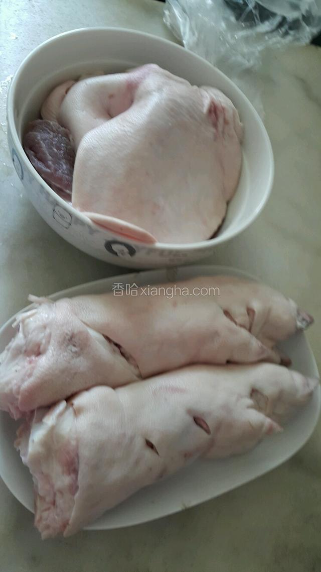 肉類洗淨，滚水燙。
