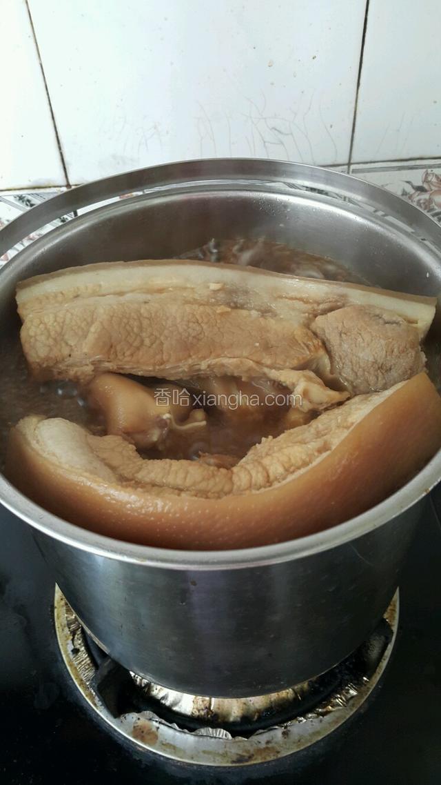 花椒，八角，干辣椒，桂皮，羗蒜爆香，