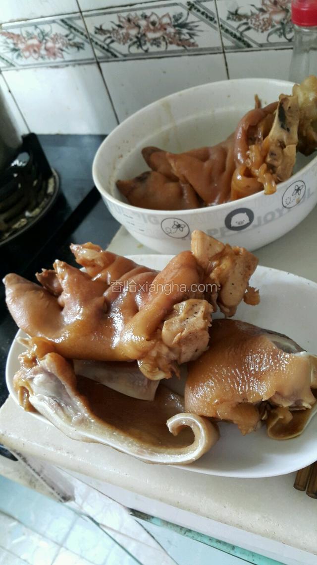 放水大火將肉類煮開，改小火，