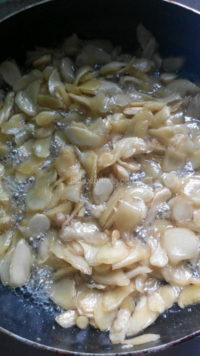 把泡糖的姜一同倒入平底锅煮，每隔一段时间搅拌一下，
