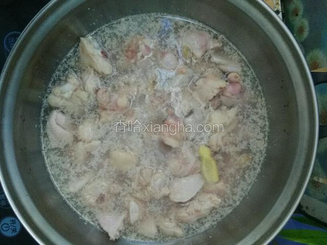 鸡翅焯一下水，捞起用冷水冲干净浮沫，沥干多余水分。