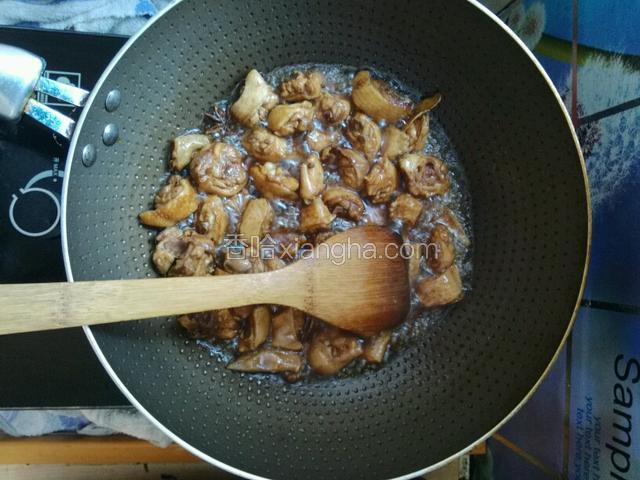 放适量油，加入花椒大料下鸡肉炸到肉紧致捞起备用。