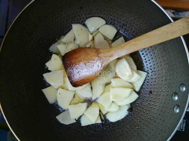 下土豆炸到断生捞起