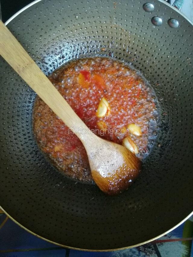 下辣椒酱，蒜炒出红色