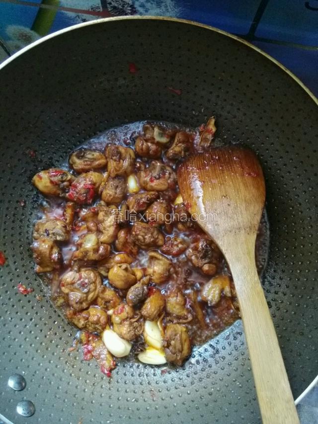下鸡肉炒至入味