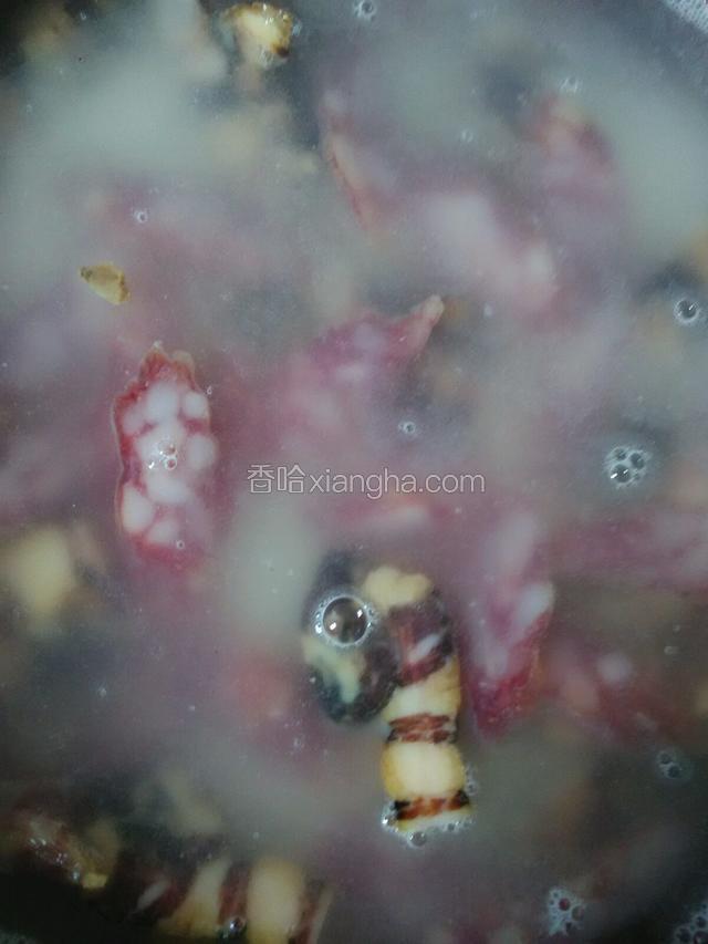 十分钟到了，腊肠腊肉水加进入等待已久的米里（煮饭的水比平时电饭锅多一点，腊肉腊肠会吸收一部分水。明火煮饭蒸发水也多点）