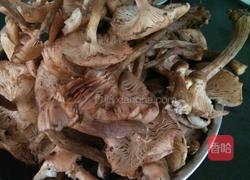 东北蘑菇冬瓜肉汤的做法图解1