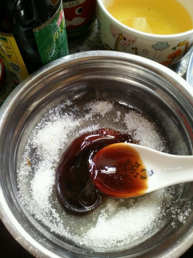 用一个碟子里面放上油，糖，叉烧酱拌匀