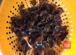 洋葱木耳炒肉的做法图解2