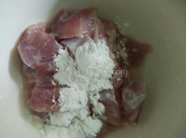 猪肉洗净切丁加生粉