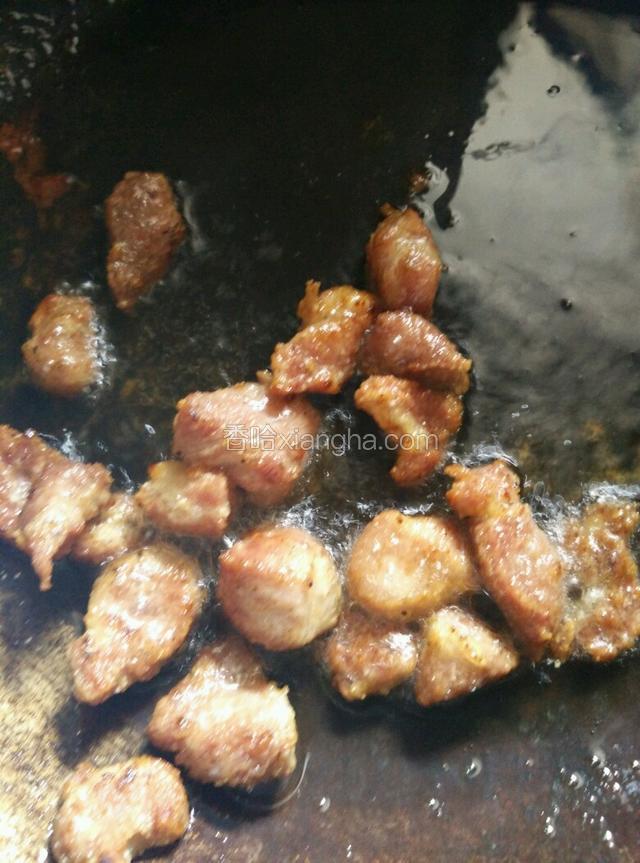 将肉煎至金黄