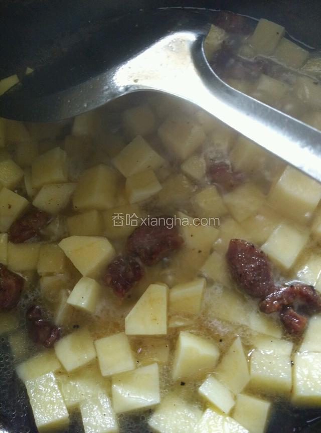 加入土豆，再入水煮至