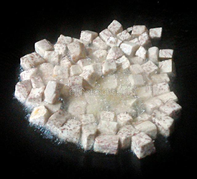 香芋丁放油锅,煎炸至表面金黄.