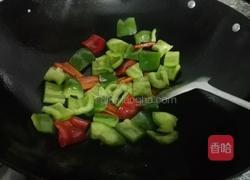 双椒煮腐竹的做法图解3