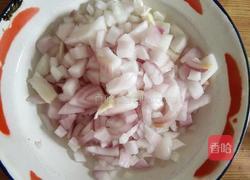 洋葱鸡腿香菇酱的做法图解2