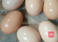 电饭锅煮鸡蛋的做法图解1