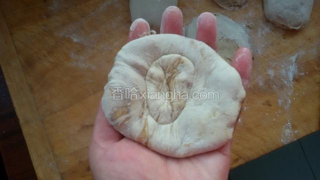 用手轻轻按开，不要太薄