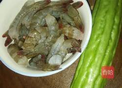 苦瓜炒虾仁的做法图解1