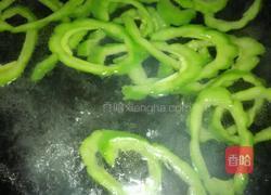 苦瓜炒虾仁的做法图解3