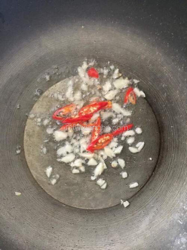 热锅冷油蒜、辣椒爆香