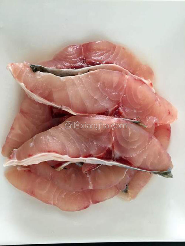 鲩鱼洗净切片用盐、胡椒粉腌制半小时